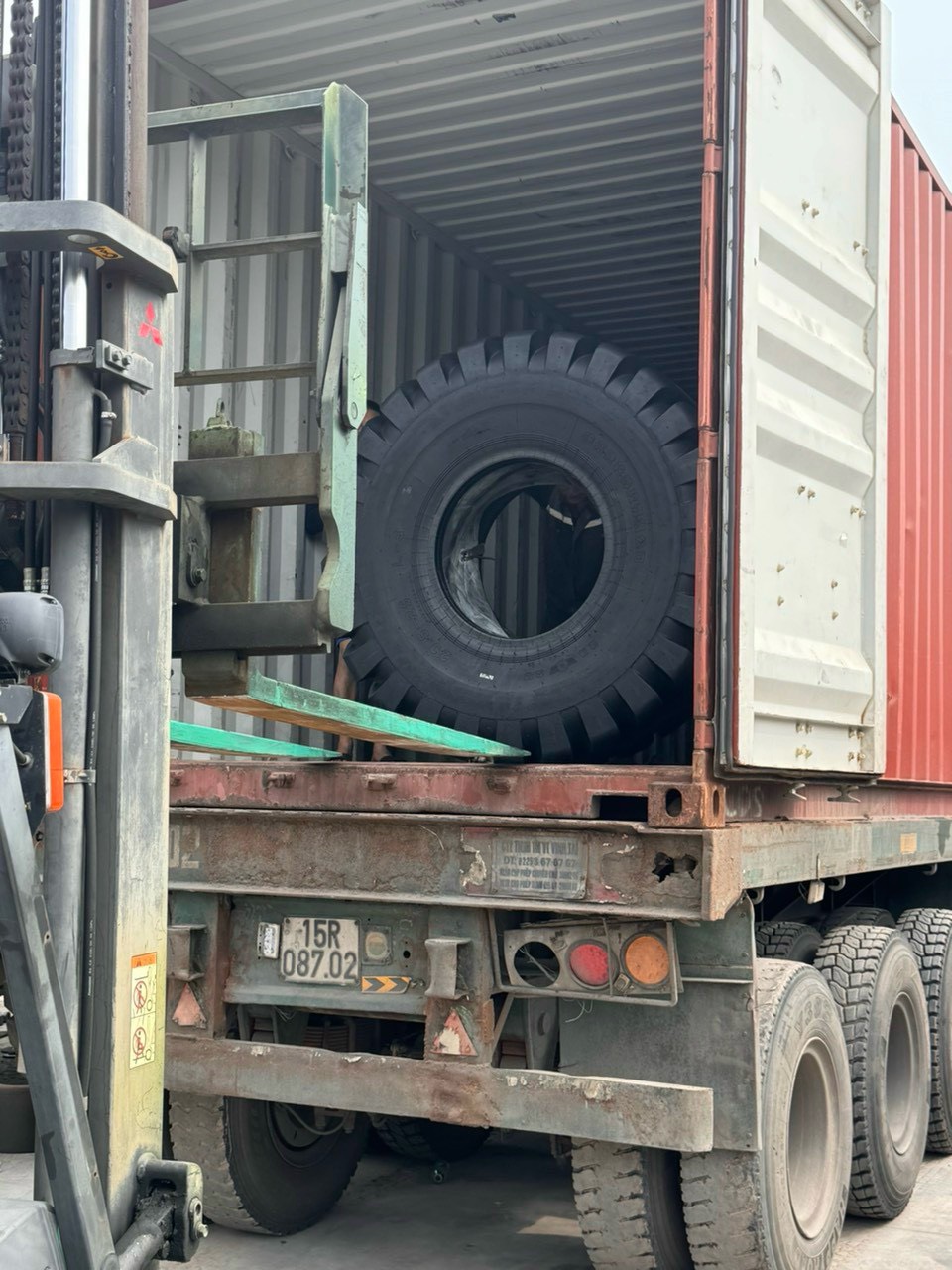 Chuyên phân phối các loại lốp máy xúc lật tại Bắc Giang