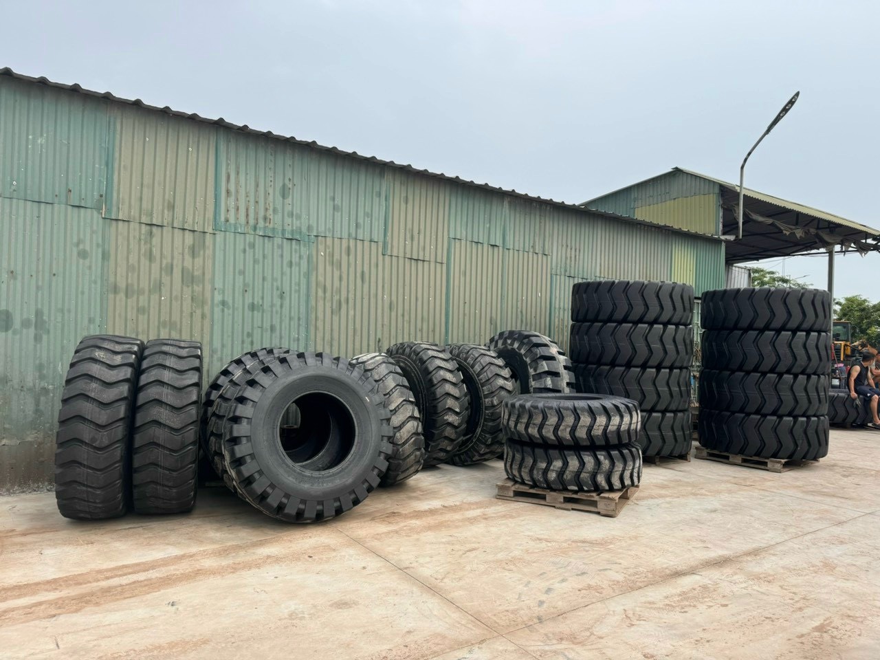 Tìm nơi bán lốp máy xúc lật giá rẻ, hàng chất lượng tại Bắc Giang